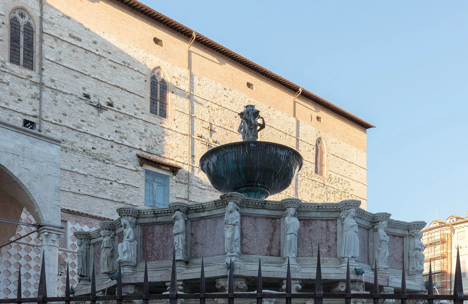 La Fontana Maggiore in Piazza IV Novembre a Perugia, con le statue in marmo e la tazza in bronzo davanti al fianco della Cattedrale di San Lorenzo