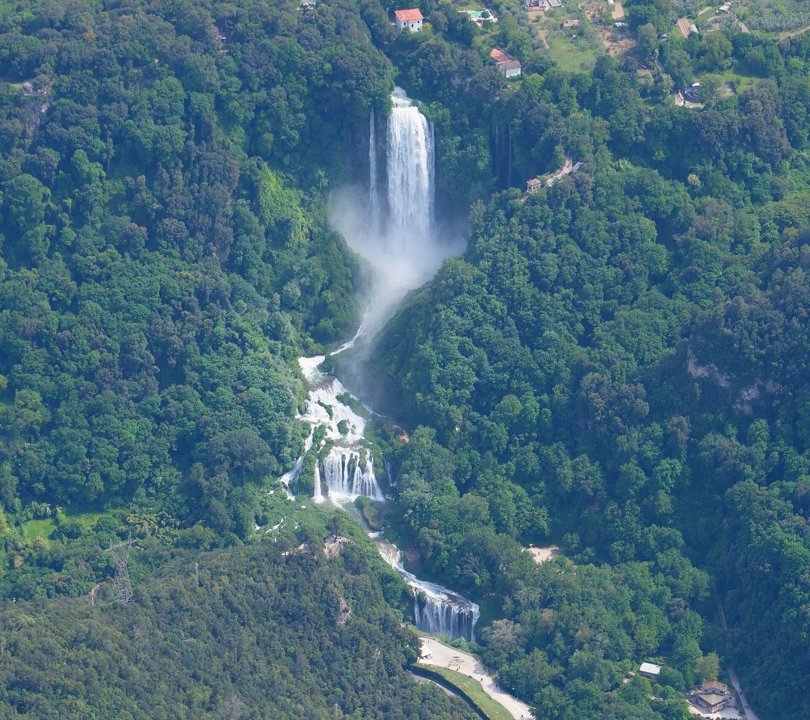 Veduta aerea della Cascata delle Marmore che scende a salti tra i boschi verdi della Valnerina