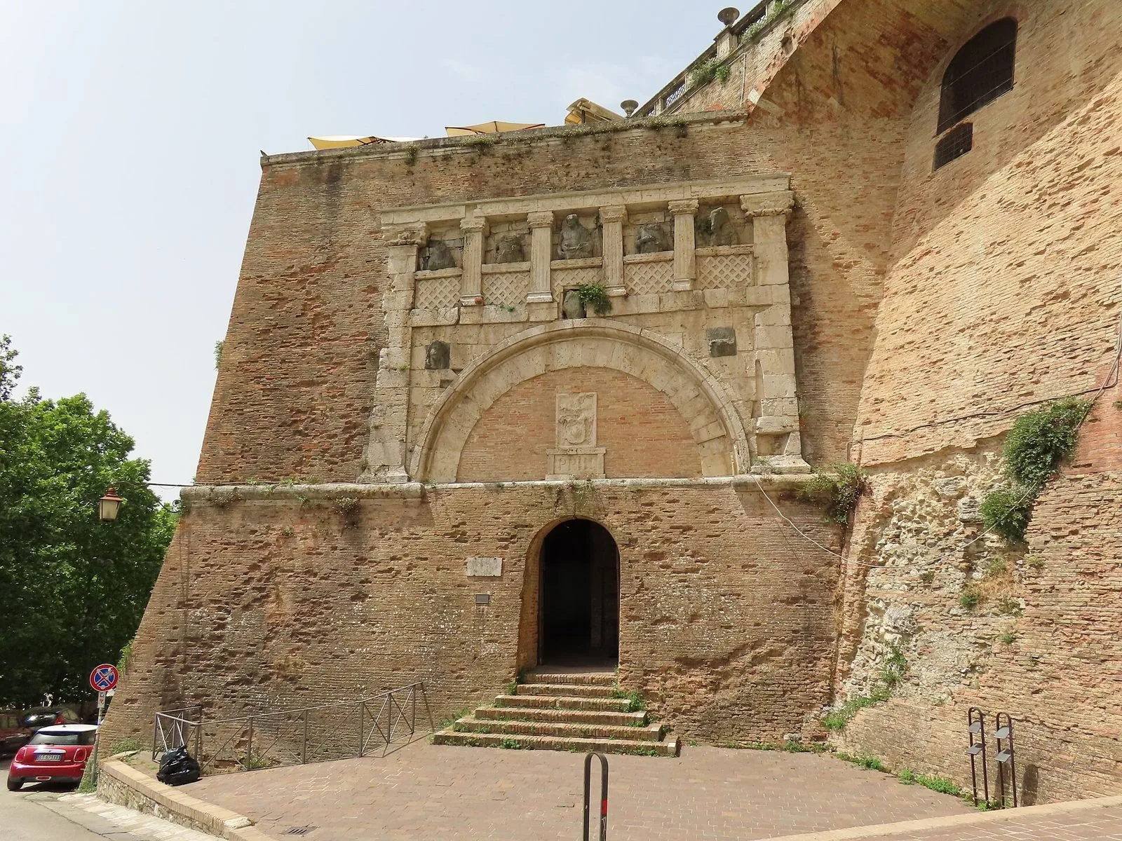 Porta Marzia, l'antica porta etrusca inglobata nelle mura in mattoni della Rocca Paolina a Perugia, con l'ingresso ad arco e la scalinata